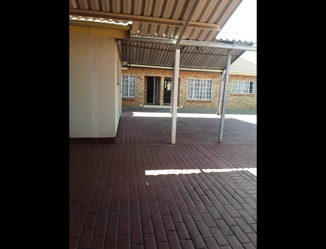 3 BEDROOM HOUSE FOR SALE IN LENNOXTON